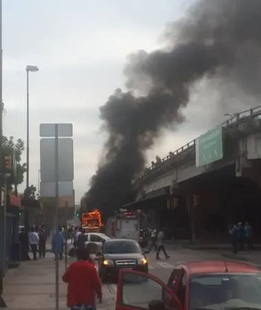 Bus se incendió en la avenida Pedro Menéndez Gilbert, norte de Guayaquil.